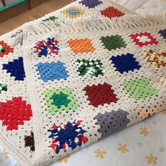 Granny Square crochet throw blanket cream yarn colorful handmade. Tassels green - Picture 4 of 16